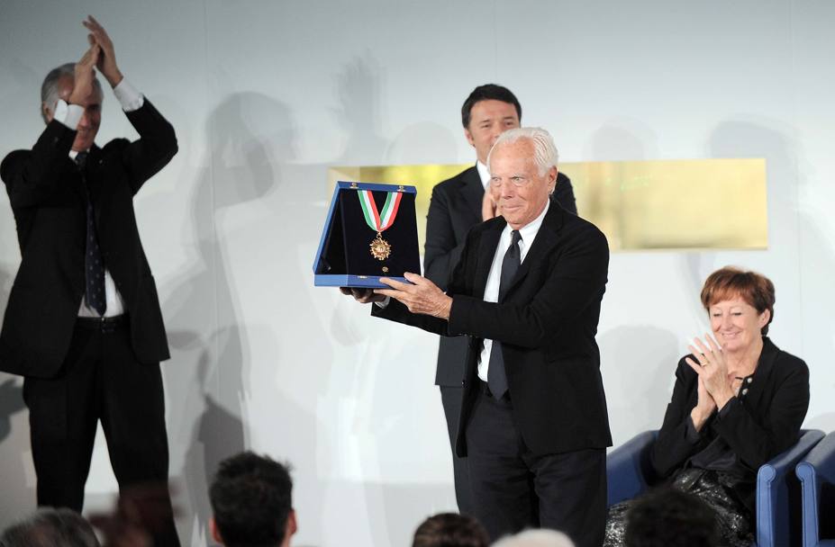 Giorgio Armani riceve l&#39;onorificenza. (LaPresse)